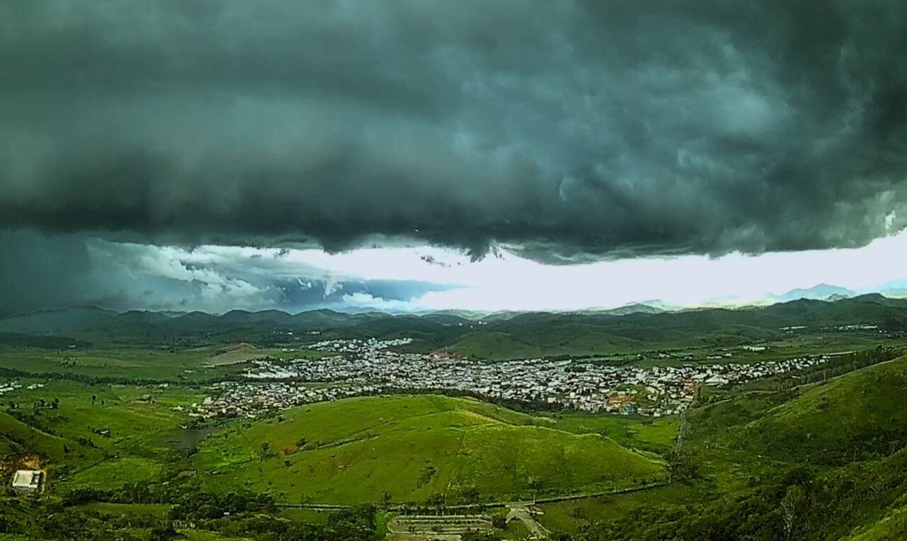 Avan O De Chuva Intensa Em Itaperuna Rj Veja O V Deo Exclusivo